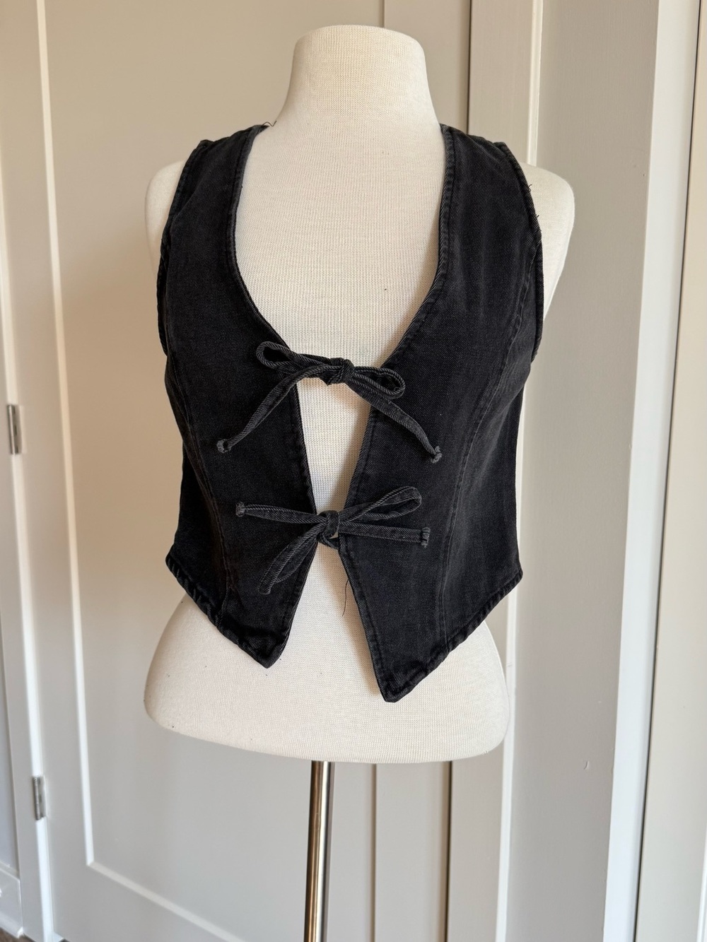 NWT Ashley Vintage Denim Black Tie-Front Crop Vest